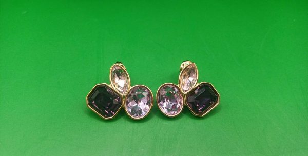 Rozsdamentes acél fülbevaló, 21×22 mm, három különböző színű üvegkővel