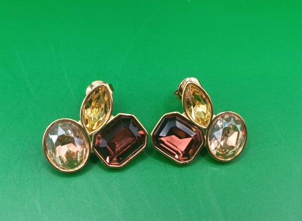 Rozsdamentes acél fülbevaló, 21×22 mm, három különböző színű üvegkővel