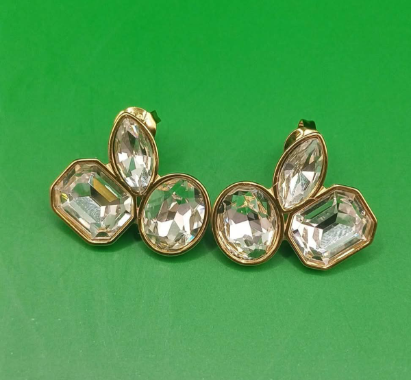 Rozsdamentes acél fülbevaló, 21×22 mm, három különböző színű üvegkővel