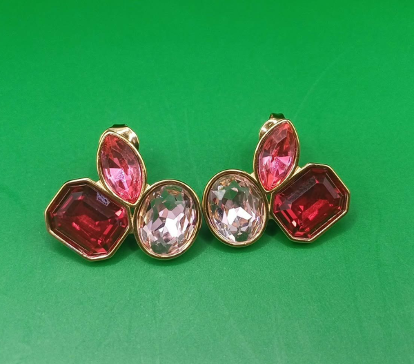 Rozsdamentes acél fülbevaló, 21×22 mm, három különböző színű üvegkővel