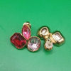 Rozsdamentes acél fülbevaló, 21×22 mm, három különböző színű üvegkővel