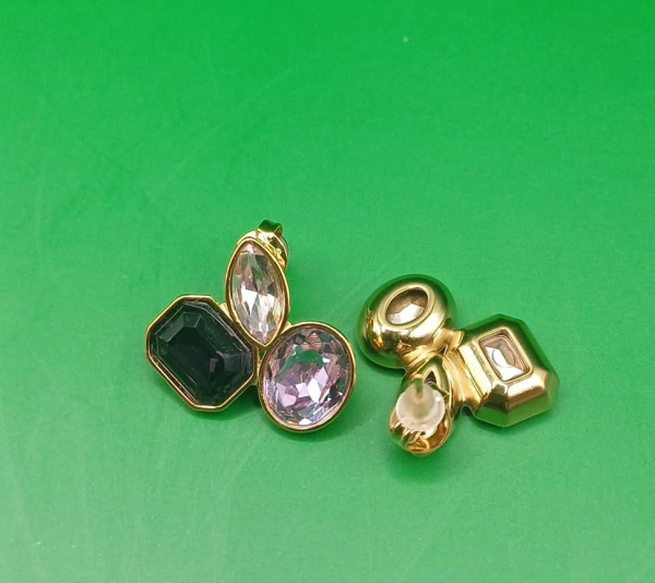 Rozsdamentes acél fülbevaló, 21×22 mm, három különböző színű üvegkővel