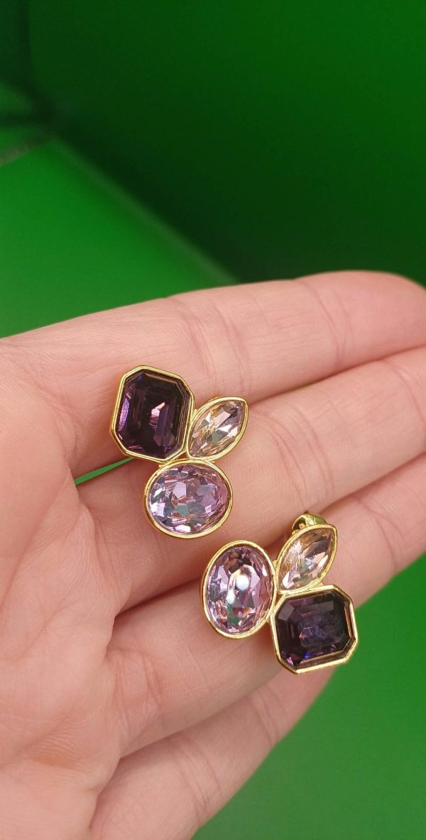Rozsdamentes acél fülbevaló, 21×22 mm, három különböző színű üvegkővel
