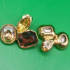 Rozsdamentes acél fülbevaló, 21×22 mm, három különböző színű üvegkővel