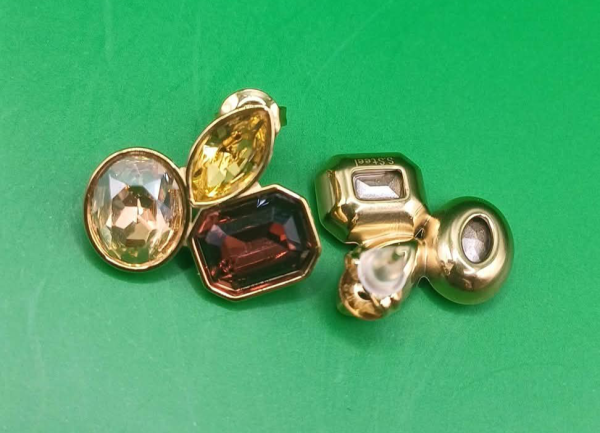 Rozsdamentes acél fülbevaló, 21×22 mm, három különböző színű üvegkővel