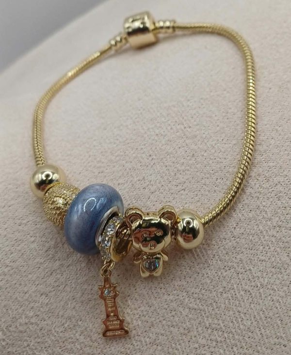 Charm karkötő medálokkal