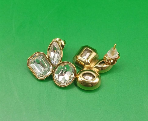 Rozsdamentes acél fülbevaló, 21×22 mm, három különböző színű üvegkővel